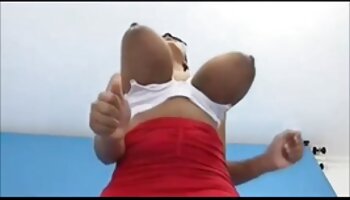 Marsha May, une adolescente aux gros seins, surprise en site français porno train de voler et punie