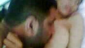 Une MILF en bas rouges pornos français gratuits se fait baiser par un mec étranger