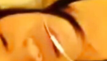 Une MILF huilée jouit d'une machine à sexe dans porno amateur français le garage