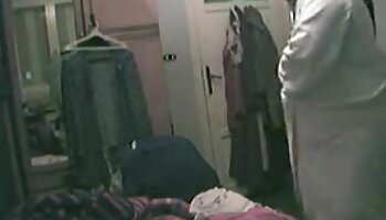 Mason amateur français porno Moore vis dans une salle de bain bâclée