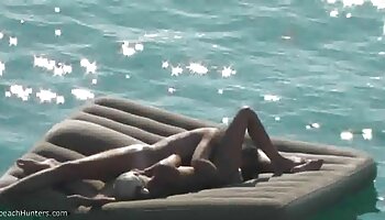 Escapade de sexe gay amateur dans le canapé. visiter les du porno français copains d'à côté