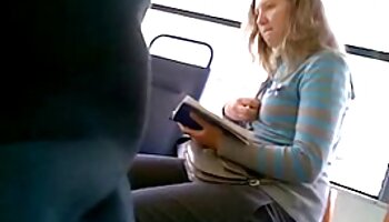 Une fille se présente au vidéo porno gratuite française MILF par le sexe lesbien